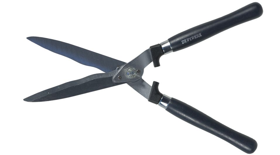 Hedge trimmer with corrugated blades